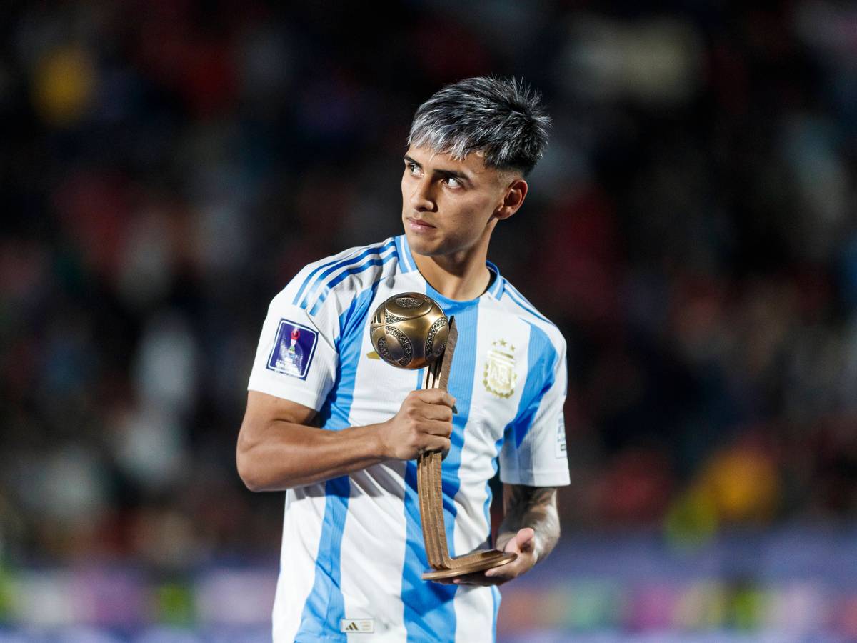 Milton Delgado mit der Trophäe für den drittbesten Spieler der U20-WM.