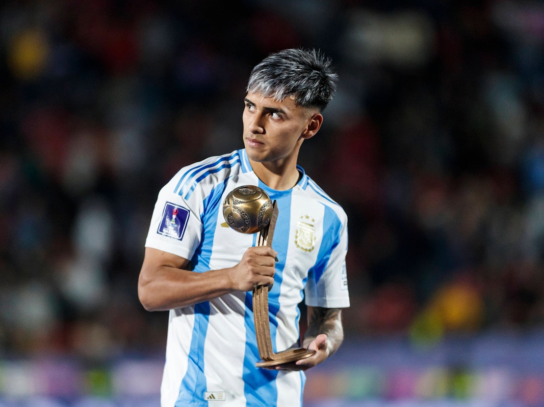 Milton Delgado mit der Trophäe für den drittbesten Spieler der U20-WM.