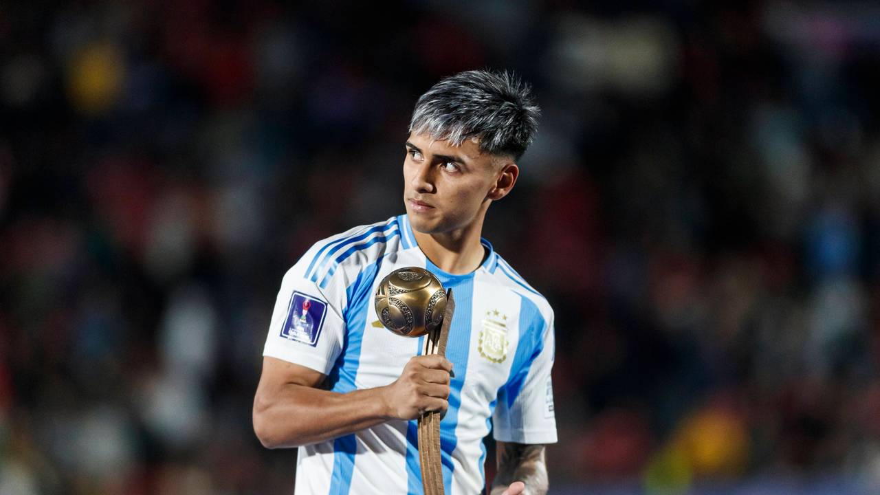 Milton Delgado mit der Trophäe für den drittbesten Spieler der U20-WM.