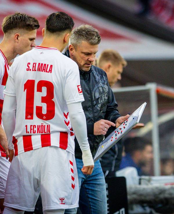 Lukas Kwasniok beim kurzen Taktik-Gespräch mit Said El Mala und Marius Bülter.