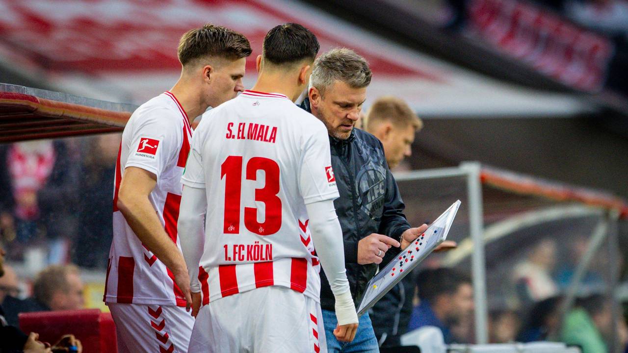 Lukas Kwasniok beim kurzen Taktik-Gespräch mit Said El Mala und Marius Bülter.