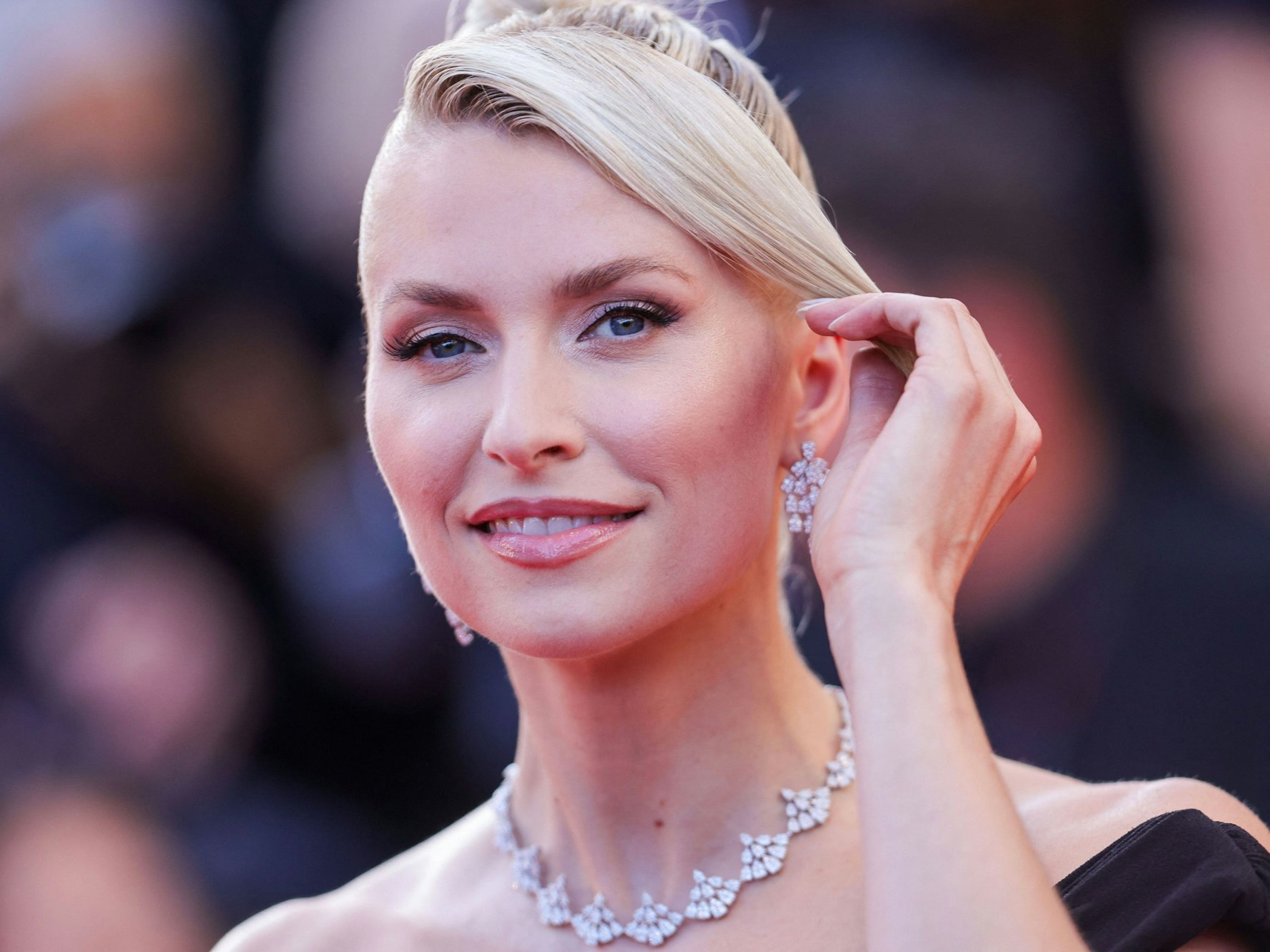 Lena Gercke strahlt elegant in die Kamera