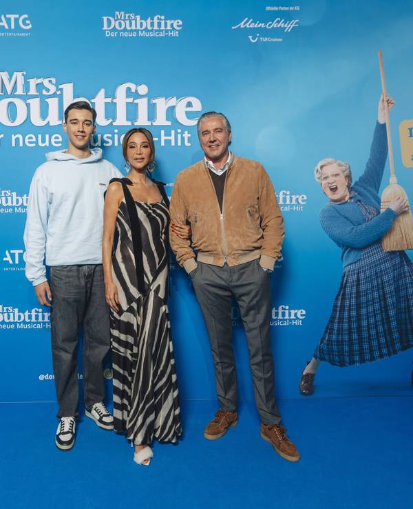 San Diego, Verona und Franjo Pooth bei der Premiere des deutschen Musicals „Mrs Doubtfire" im Düsseldorfer Capitol Theater.
