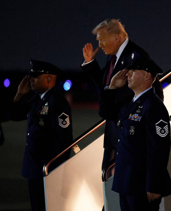 Ein verdächtiges Paket sorgt auf dem von US-Präsident Donald Trump genutzten Militärflugplatz Joint Base Andrews für Unruhe. Hier ist Trump am 5. November auf dem Flugplatz zu sehen.