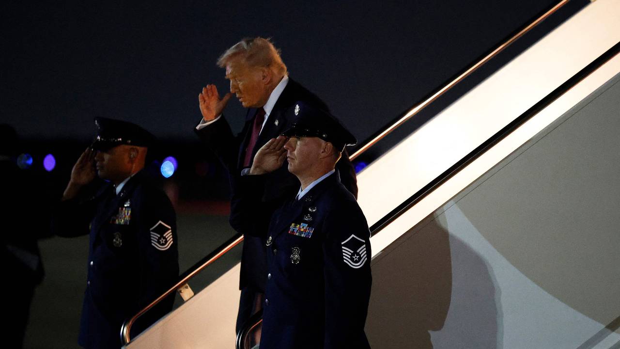 Ein verdächtiges Paket sorgt auf dem von US-Präsident Donald Trump genutzten Militärflugplatz Joint Base Andrews für Unruhe. Hier ist Trump am 5. November auf dem Flugplatz zu sehen.