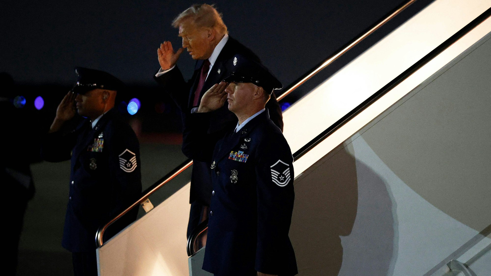 Ein verdächtiges Paket sorgt auf dem von US-Präsident Donald Trump genutzten Militärflugplatz Joint Base Andrews für Unruhe. Hier ist Trump am 5. November auf dem Flugplatz zu sehen.