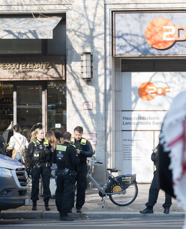 Pro-palästinensische Demonstranten stehen vor dem ZDF-Hauptstadtstudio im Zollernhof.