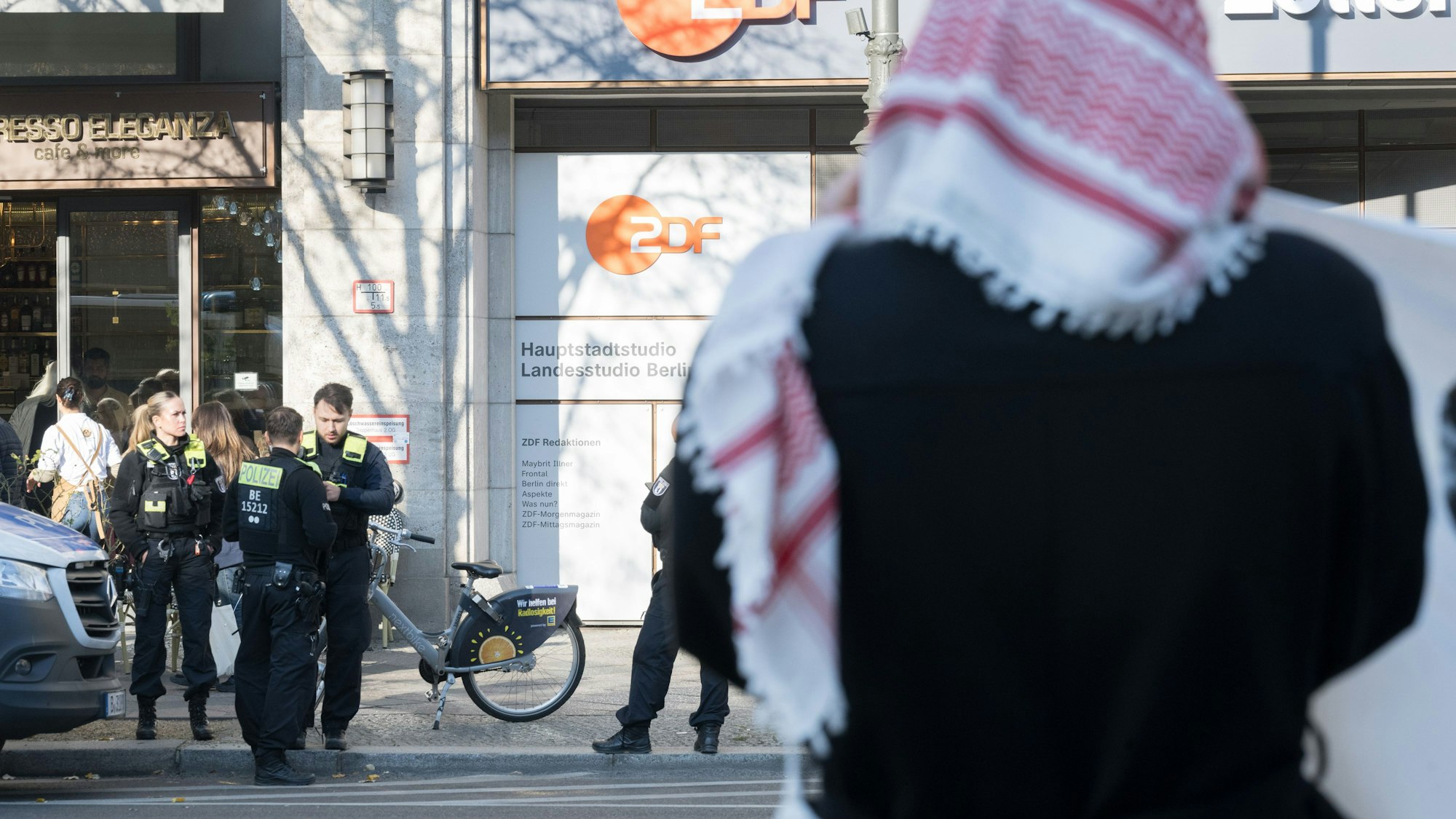 Pro-palästinensische Demonstranten stehen vor dem ZDF-Hauptstadtstudio im Zollernhof.