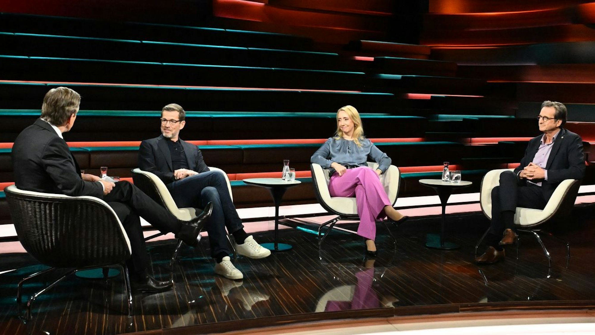 Im ZDF-Talk diskutieren drei Männer und eine Frau.