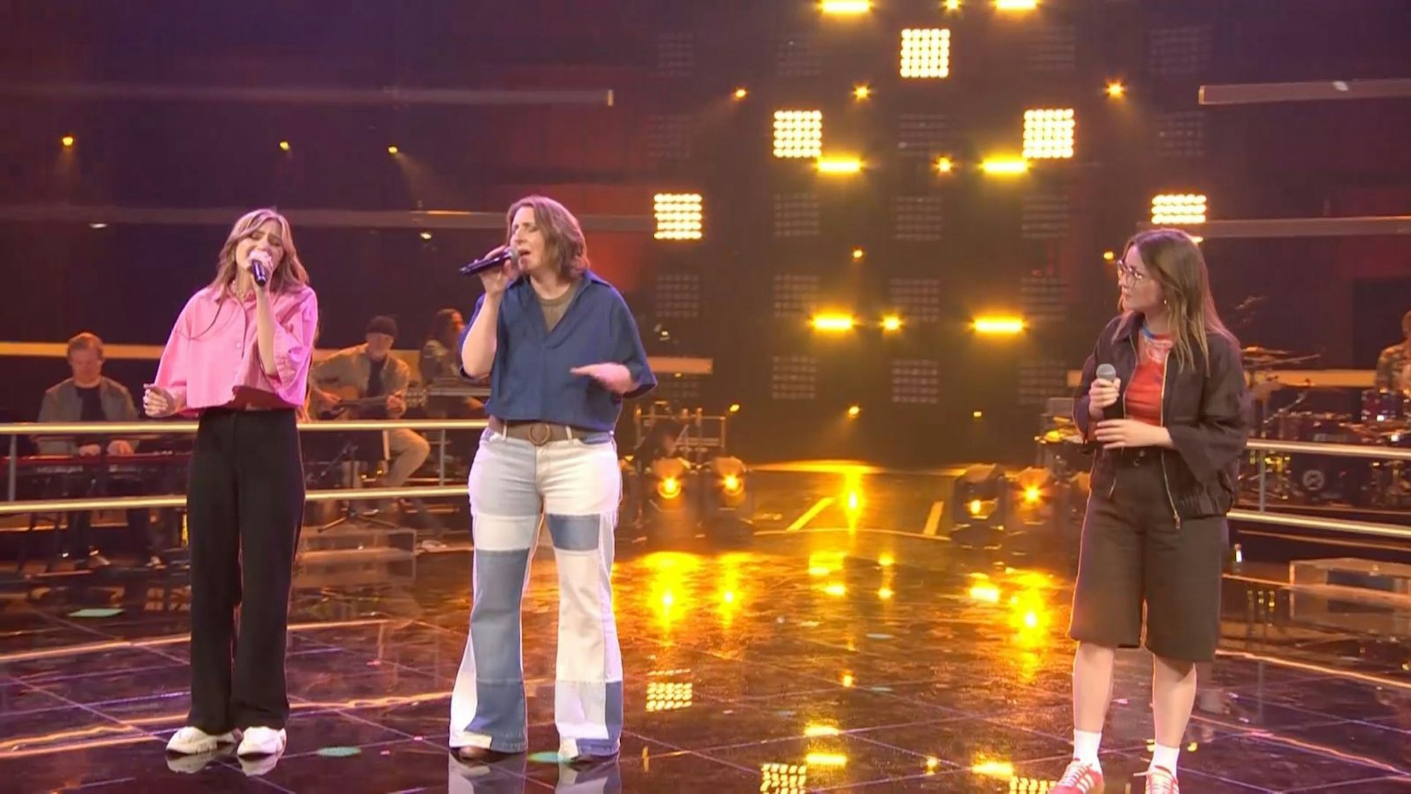 Laura behauptet sich so gut gegen das Mutter-Tochter-Duo, dass sie in die Teamfights darf. (Bild: Joyn)