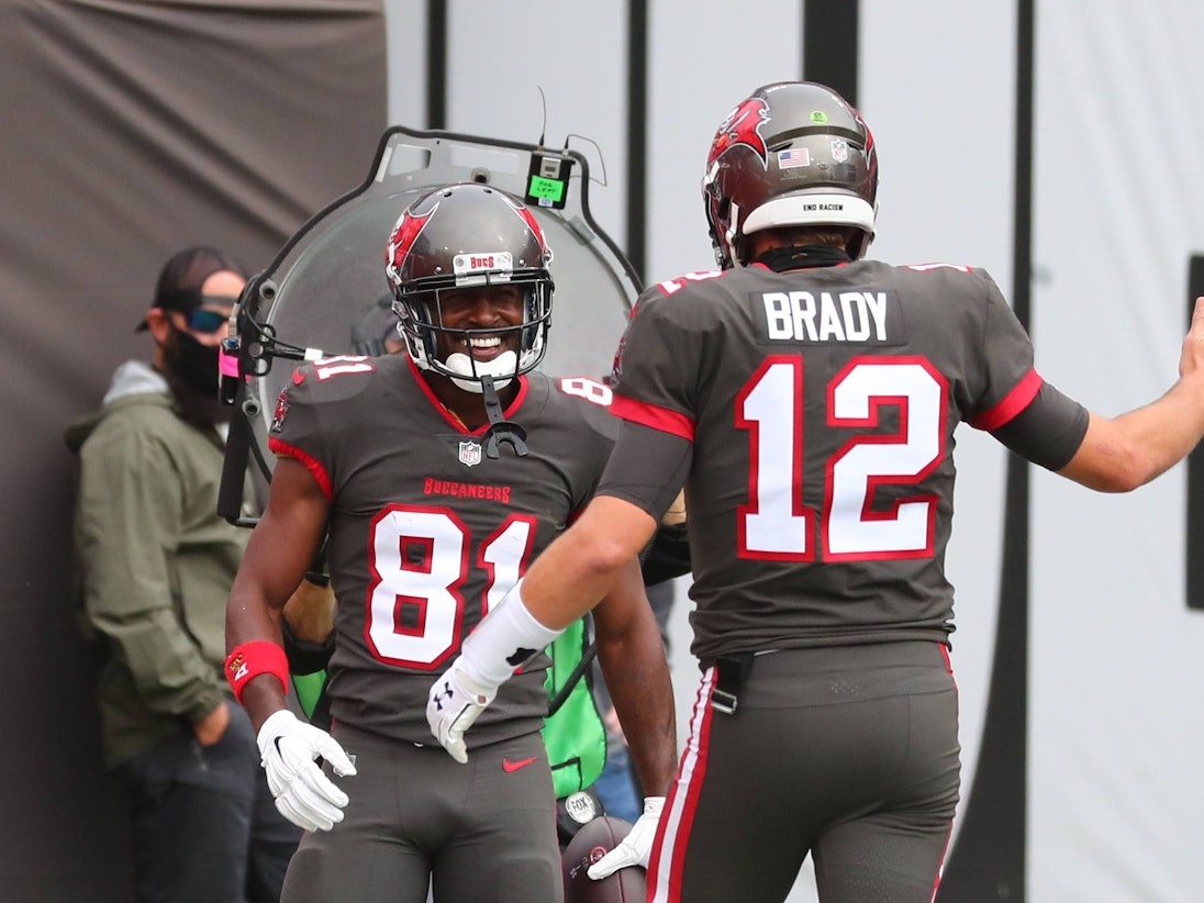 Antonio Brown und Tom Brady jubeln gemeinsam.