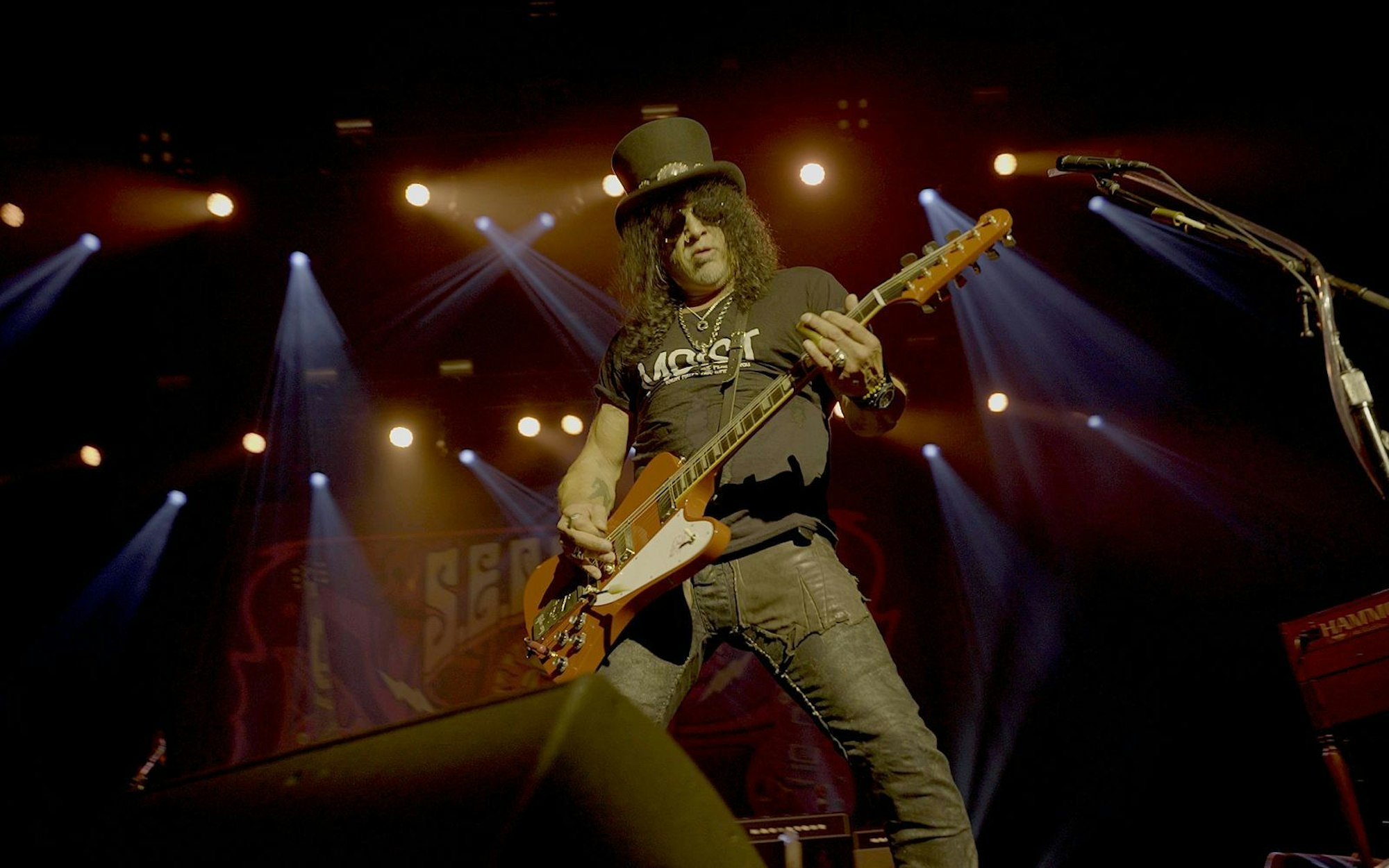Slash wurde berühmt mit Hardrock, seine große Leidenschaft ist aber der Blues. Das zeigt er auch wieder mit dem Konzert-Mitschnitt „Live At The S.E.R.P.E.N.T. Festival“. (Bild: EarMusic)