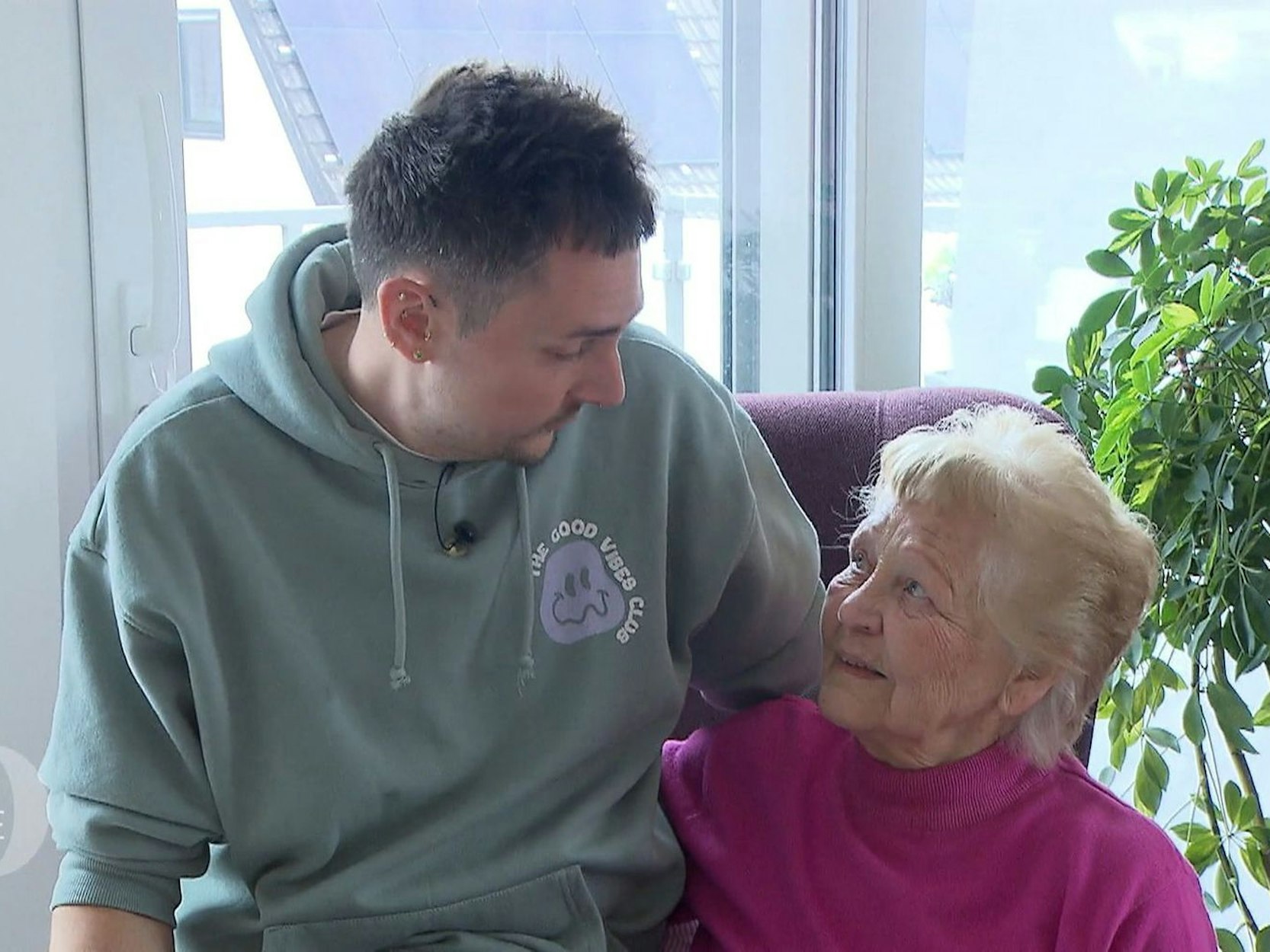 Oma Christa hat vollstes Vertrauen in die Kochkünste ihres Enkels.