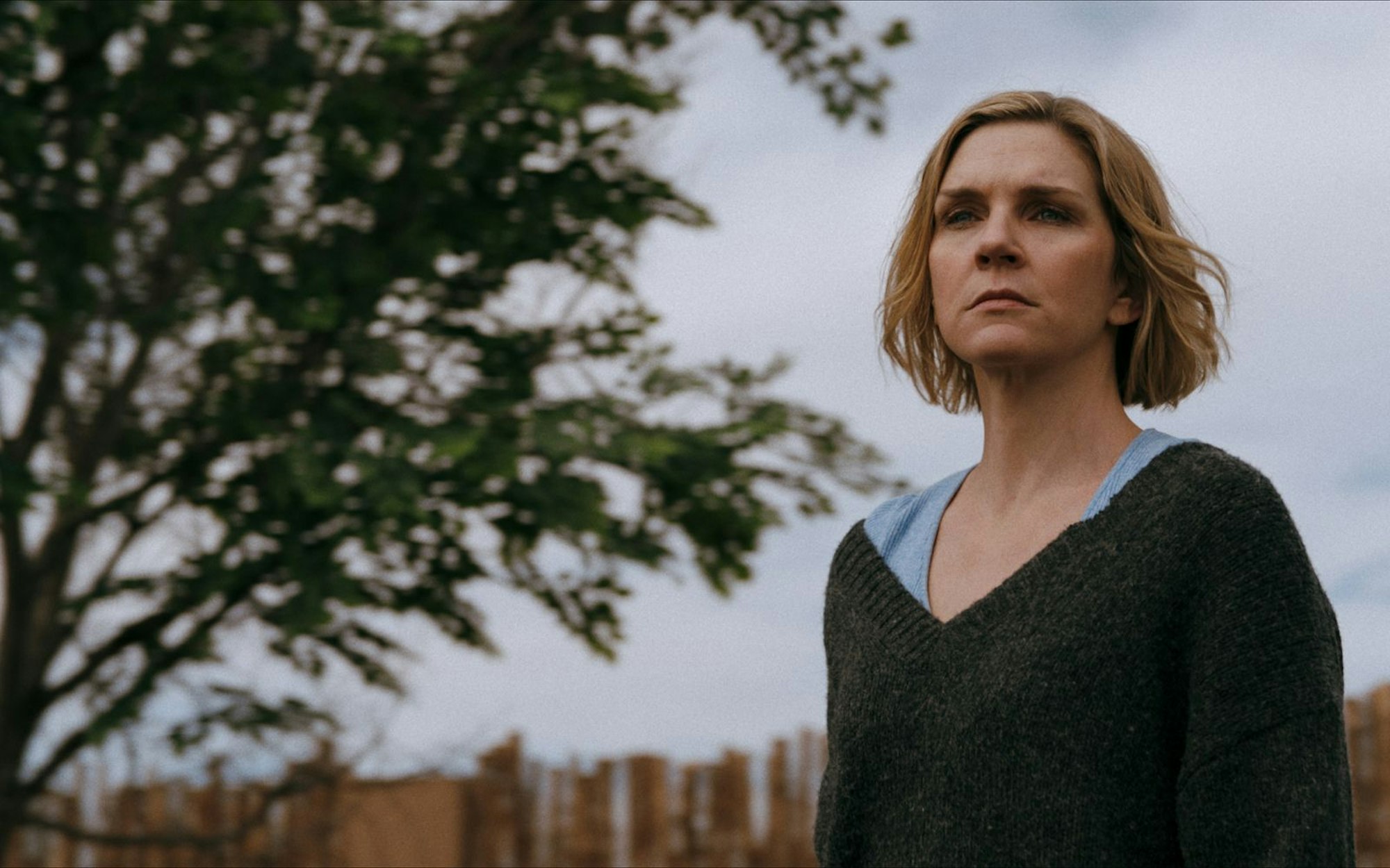 Carol (Rhea Seehorn) muss mit einer völlig neuen Lebenssituation klarkommen. Dabei war die Schundroman-Autorin vorher schon von ihrem Leben genervt. Der Handlungsort Albuquerque, New Mexico, ist übrigens die einzige Gemeinsamkeit - neben Hauptdarstellerin Rhea Seehorn - zwischen „Pluribus“ und Vince Gilligans Vorläuferserie „Better Call Saul“. (Bild: Apple TV)