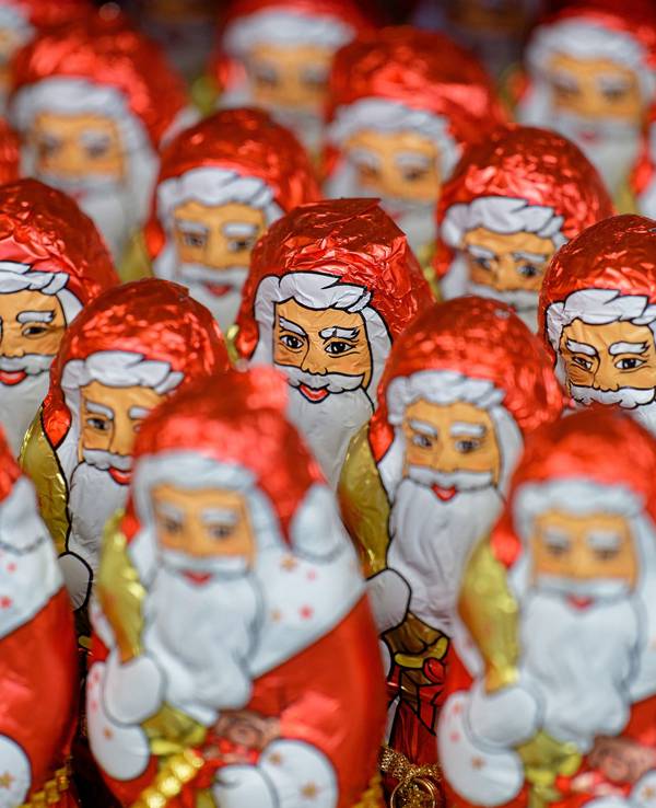 Weihnachtsmänner aus Schokolade stehen in einem Regal in einem Markt einer Supermarktkette.