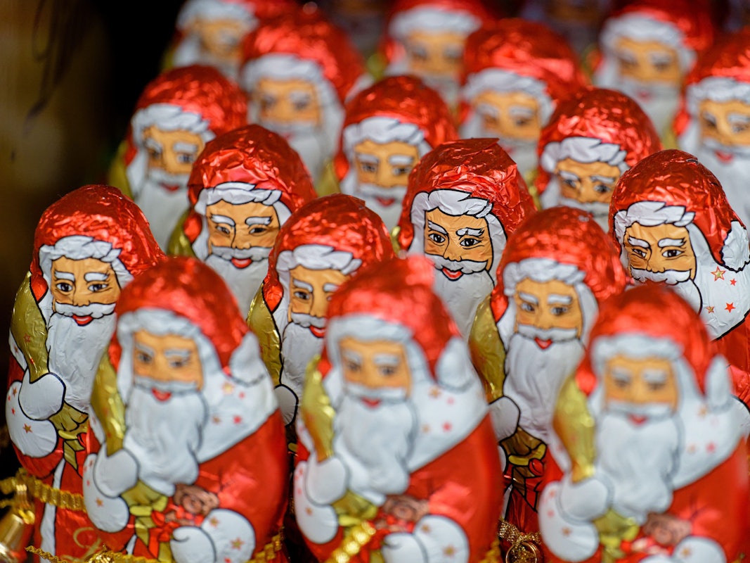 Weihnachtsmänner aus Schokolade stehen in einem Regal in einem Markt einer Supermarktkette.