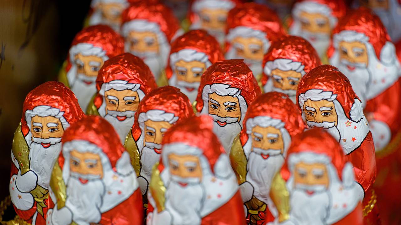 Weihnachtsmänner aus Schokolade stehen in einem Regal in einem Markt einer Supermarktkette.