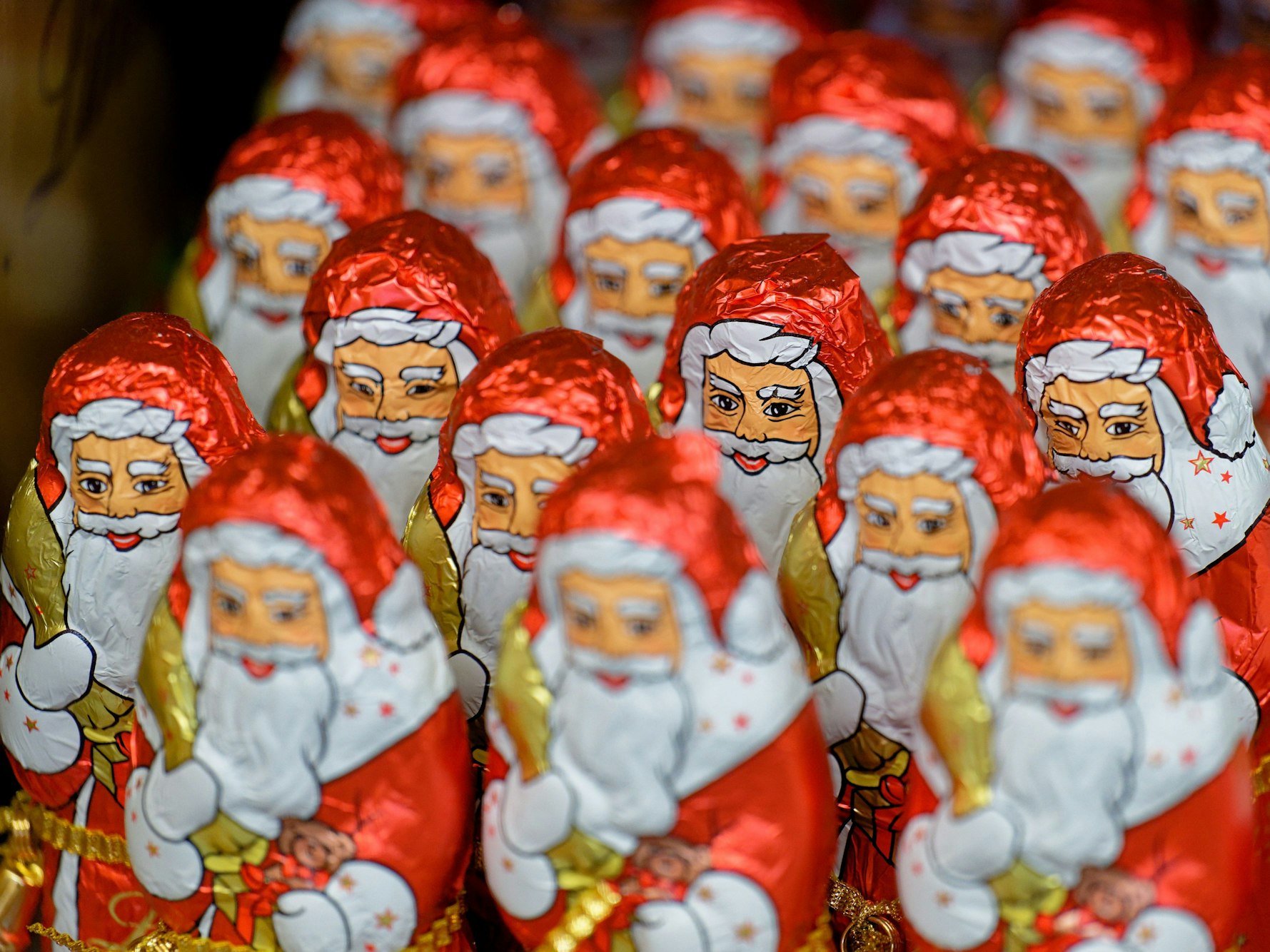 Weihnachtsmänner aus Schokolade stehen in einem Regal in einem Markt einer Supermarktkette.