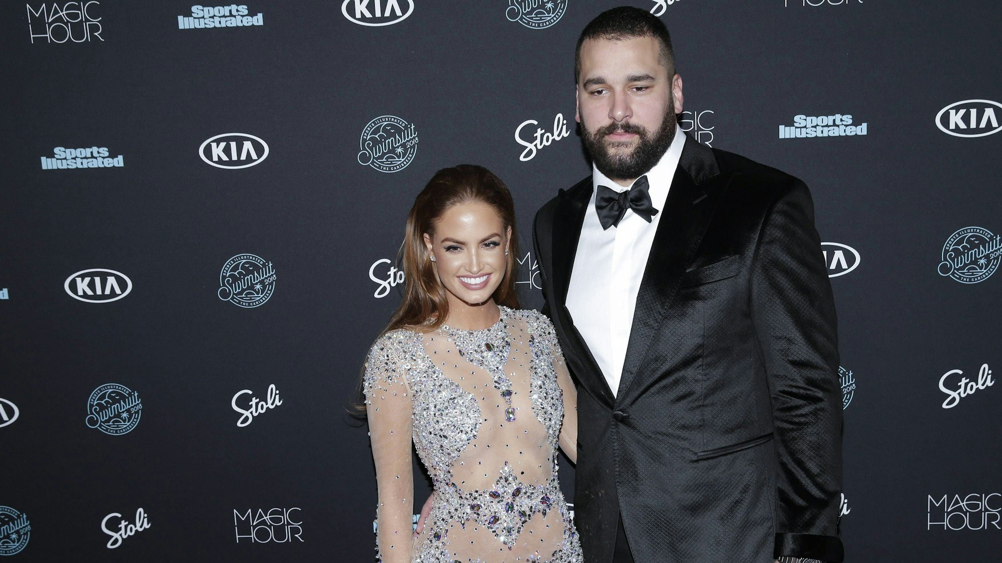 Auf dem Roten Teppich posieren Haley und Matt Kalil.