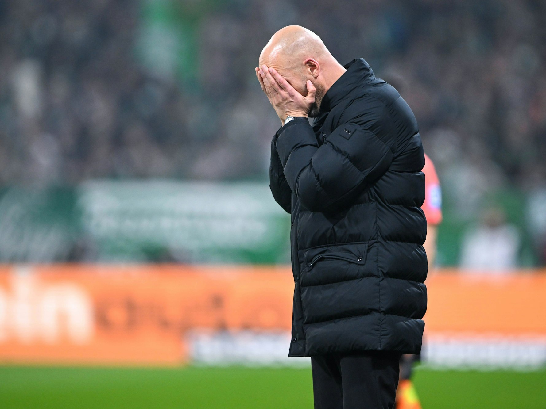 Paul Simonis vergräbt sein Gesicht in den Händen.