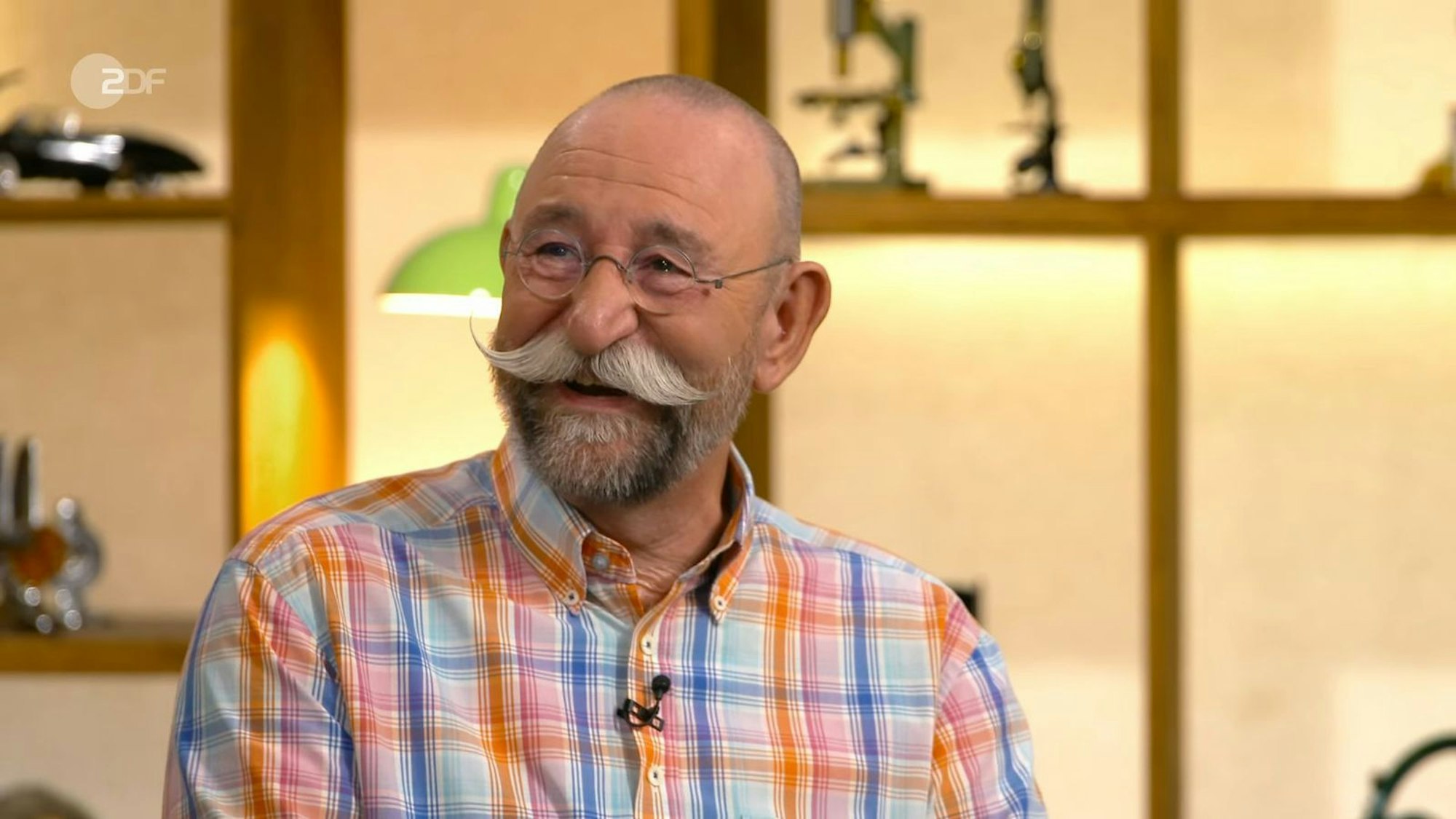 Angesichts eines witzigen Mitbringels der Verkäufer konnte Horst Lichter bei „Bares für Rares“ kaum an sich halten.
(Bild: ZDF)