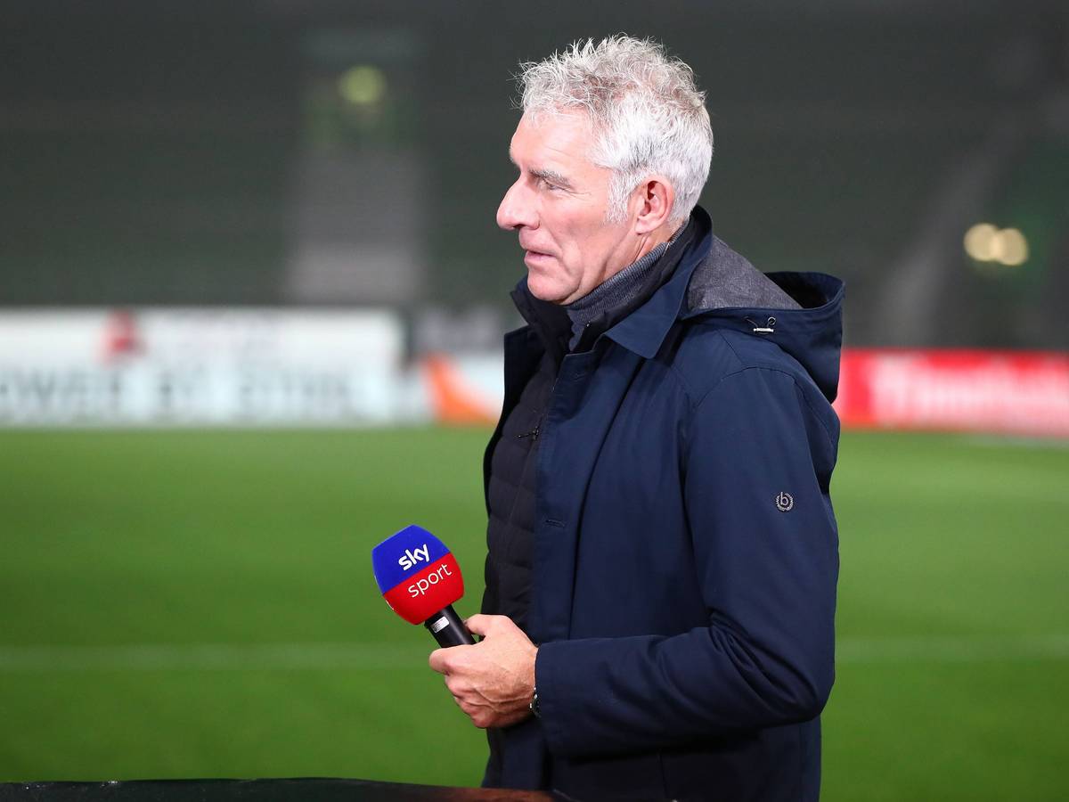 Mirko Slomka mit Sky-Mikro in der Hand.