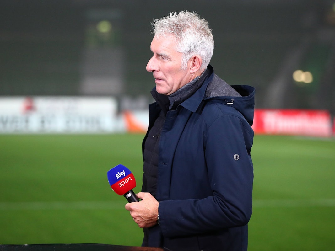 Mirko Slomka mit Sky-Mikro in der Hand.