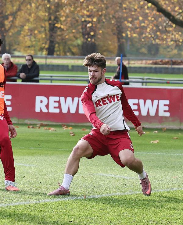 Jan Thielmann (r. 1. FC Köln) am 6. November 2025 beim Training mit Cenk Özkacar (Mitte).