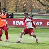 Jan Thielmann (r. 1. FC Köln) am 6. November 2025 beim Training mit Cenk Özkacar (Mitte).
