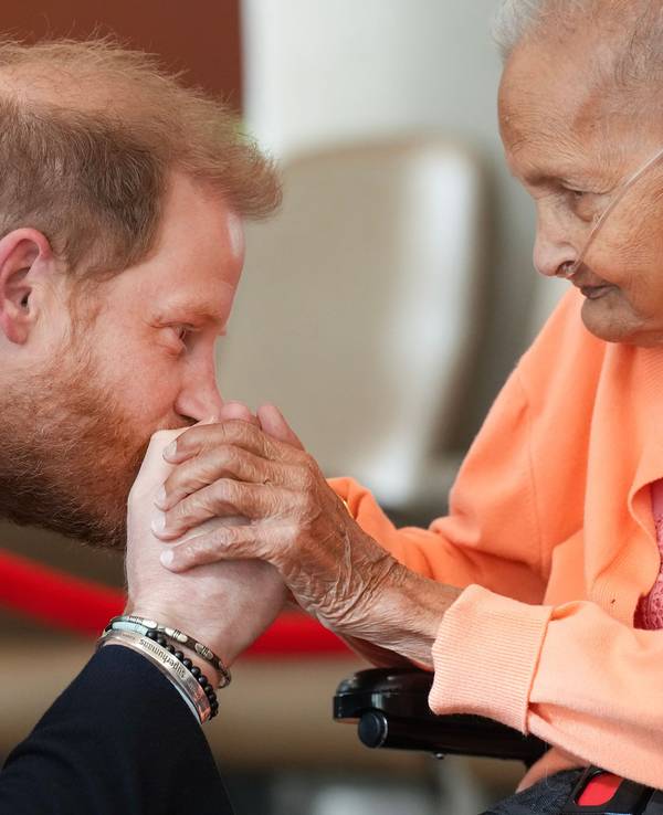 Prinz Harry küsst Villa Shah, 91, die Hand.