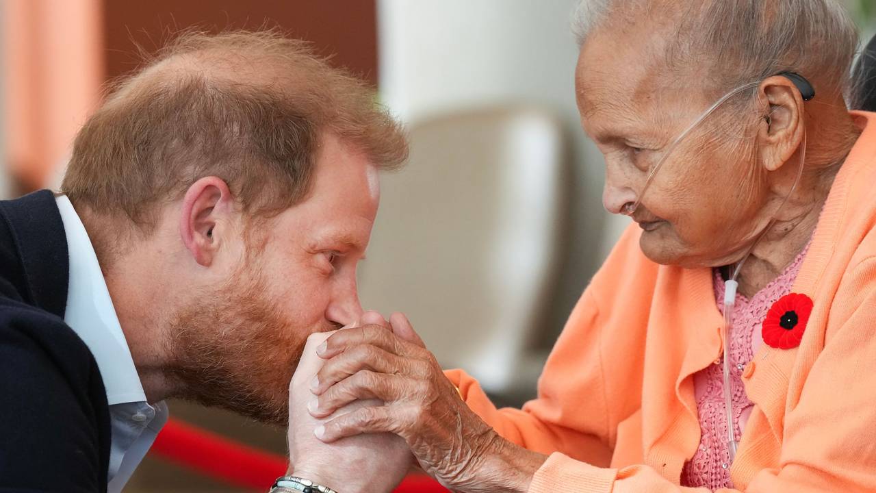 Prinz Harry küsst Villa Shah, 91, die Hand.