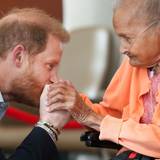 Prinz Harry küsst Villa Shah, 91, die Hand.