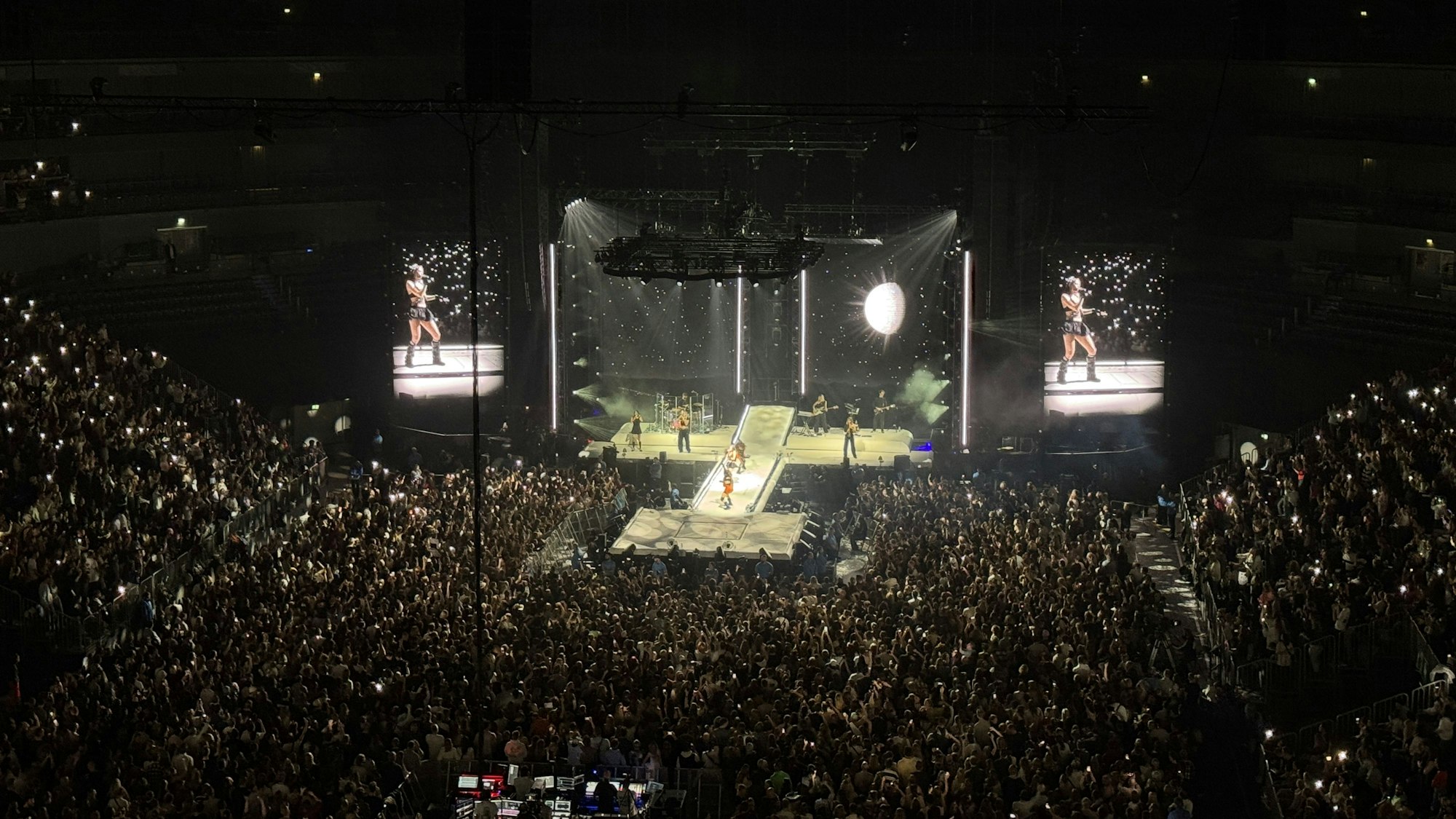 Nina Chuba auf der Bühne bei ihrem Konzert in Köln