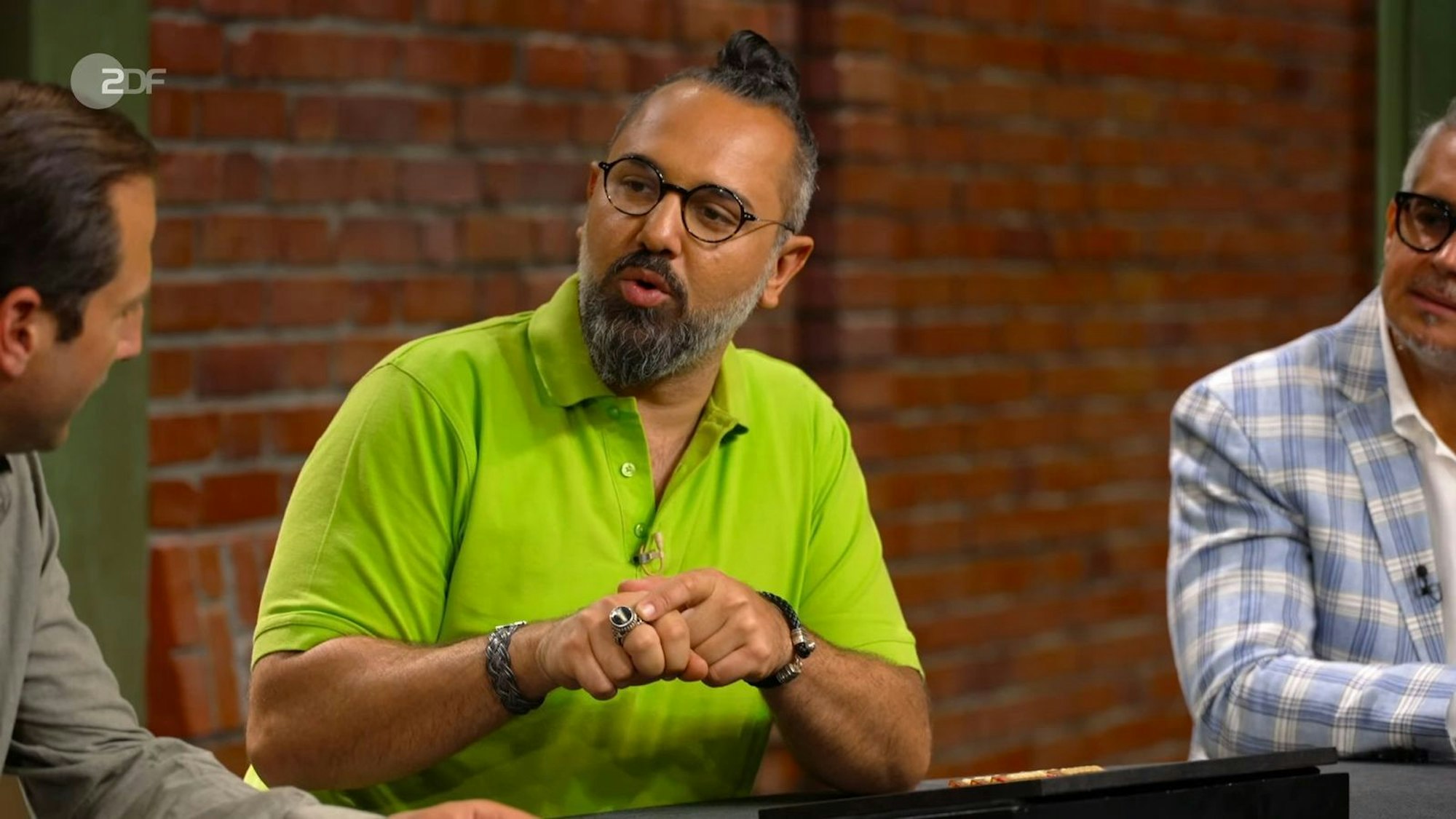 „Das ist witzig, weil ich habe hier einen Zahn von meinem Opa eingebettet, als Erinnerung“, verriet Ferdinand Resul Adanir im Händlerraum. (Bild: ZDF)