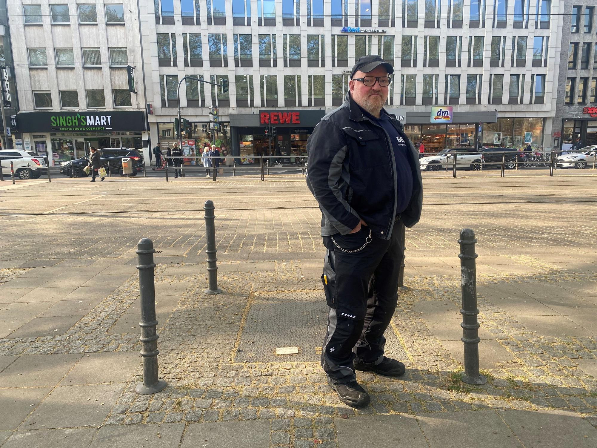 Ralph Pollack führte den EXPRESS-Redakteur durch das Tunnelrelikt am Neumarkt. Auf der anderen Straßenseite ging es rein. Fotos waren nicht erlaubt.