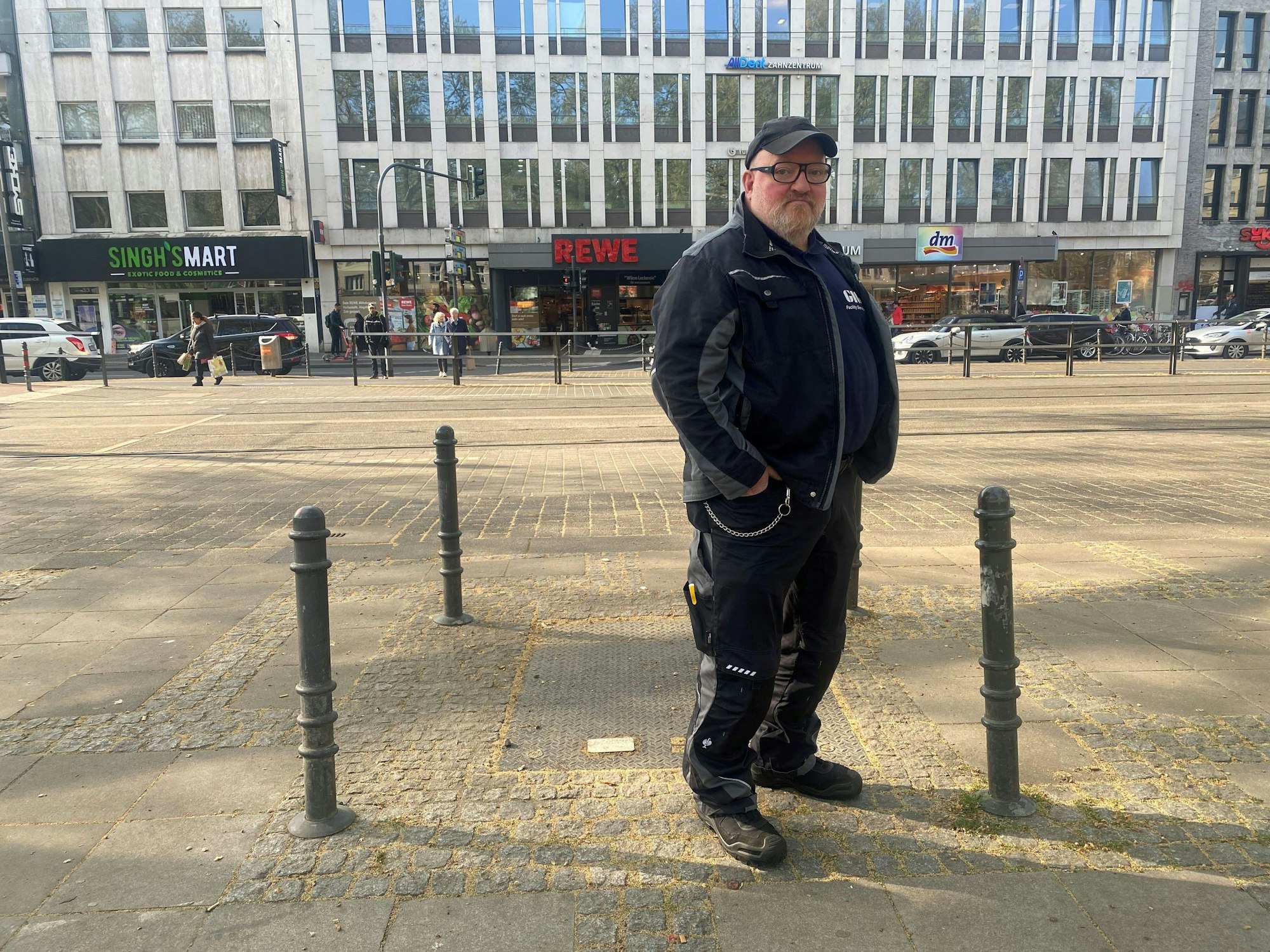 Ralph Pollack führte den EXPRESS-Redakteur durch das Tunnelrelikt am Neumarkt. Auf der anderen Straßenseite ging es rein. Fotos waren nicht erlaubt.