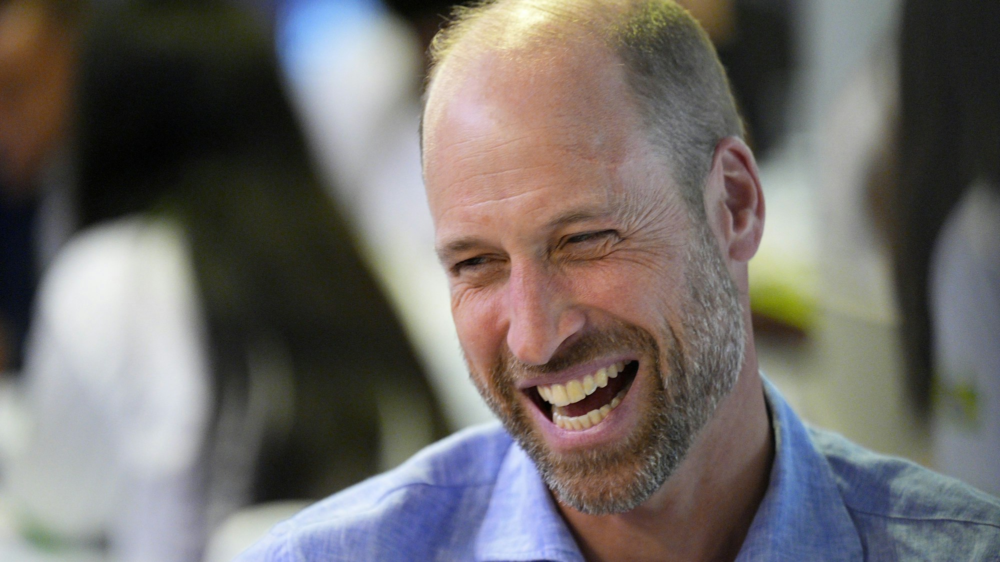 Prinz William lächelt breit.