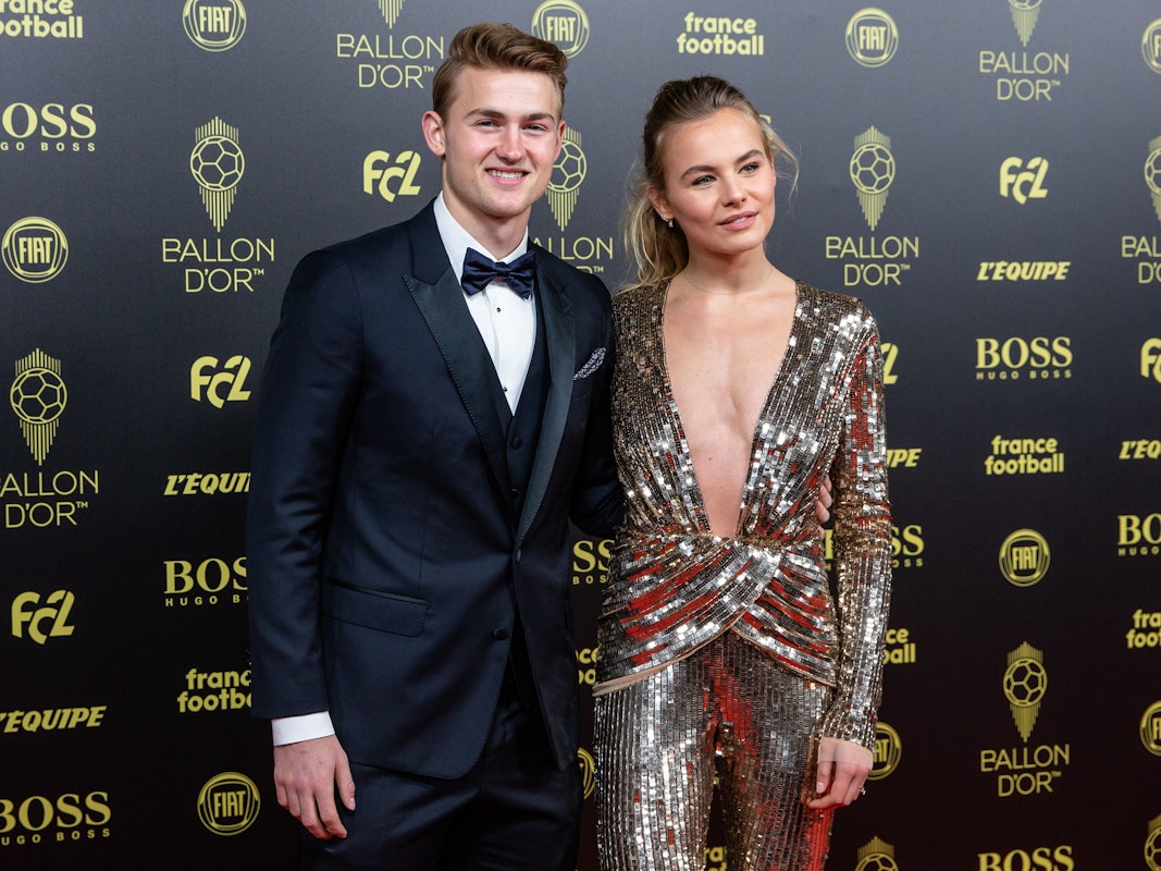 Matthijs de Ligt und Annekee Molenaar bei der Verleihung des Ballon d'Or 2019. Er trägt Smoking, sie ein bis zum Bauchnabel ausgeschnittenes Pailletenkleid.