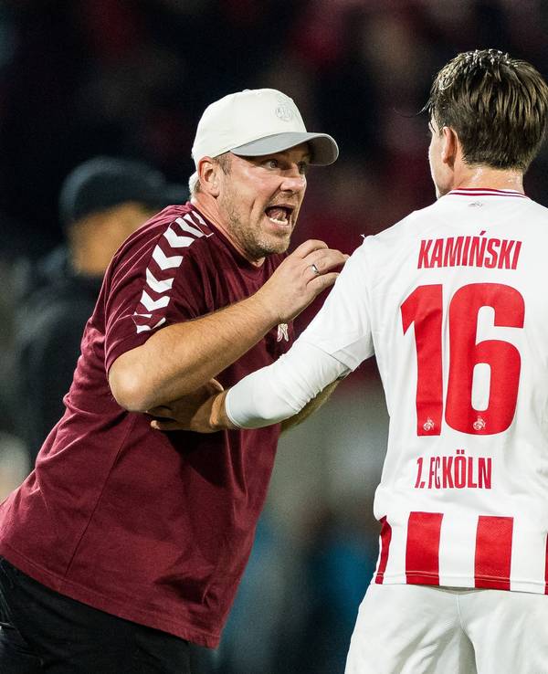 Trainer Lukas Kwasniok spricht mit Jakub Kaminski.
