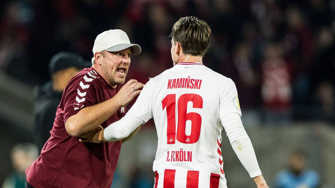Trainer Lukas Kwasniok spricht mit Jakub Kaminski.