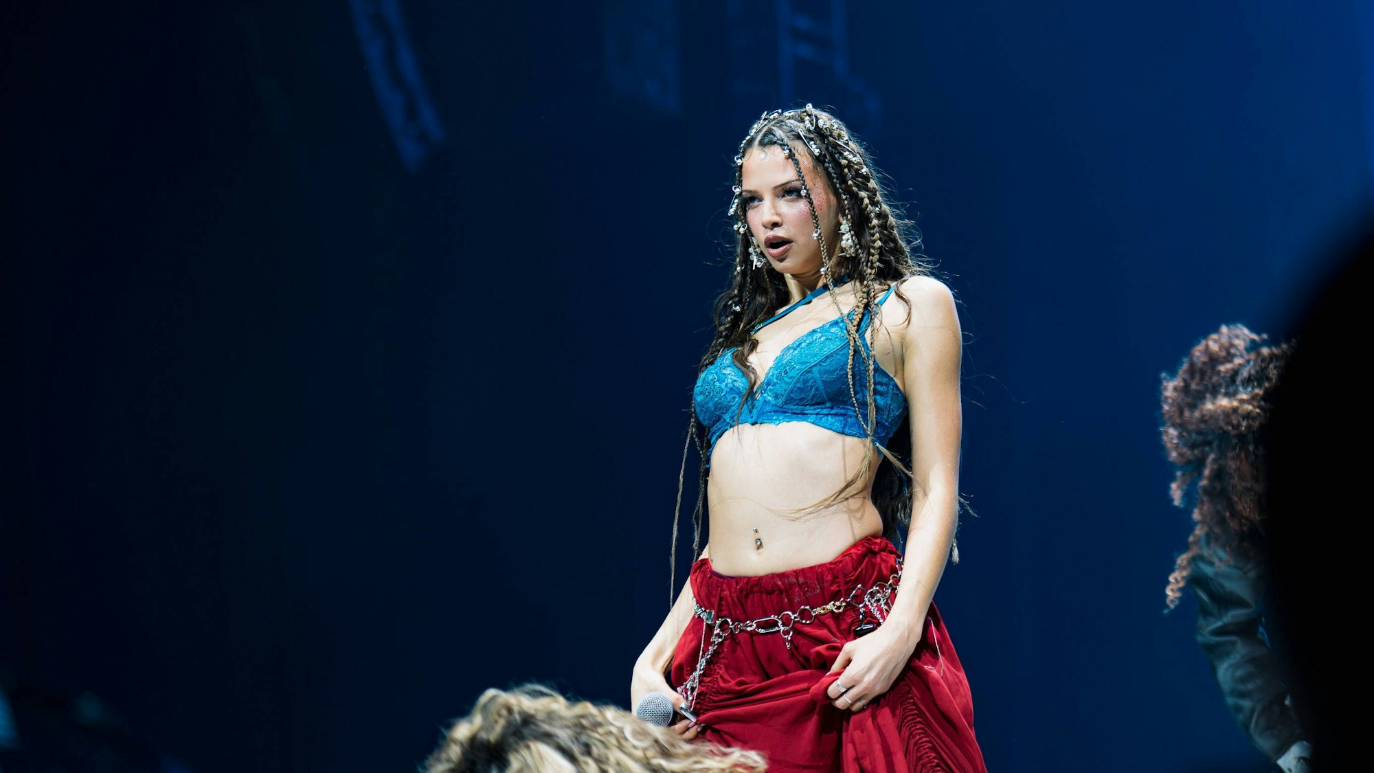 Nina Chuba bei ihrem Auftritt in Frankfurt auf der Bühne.