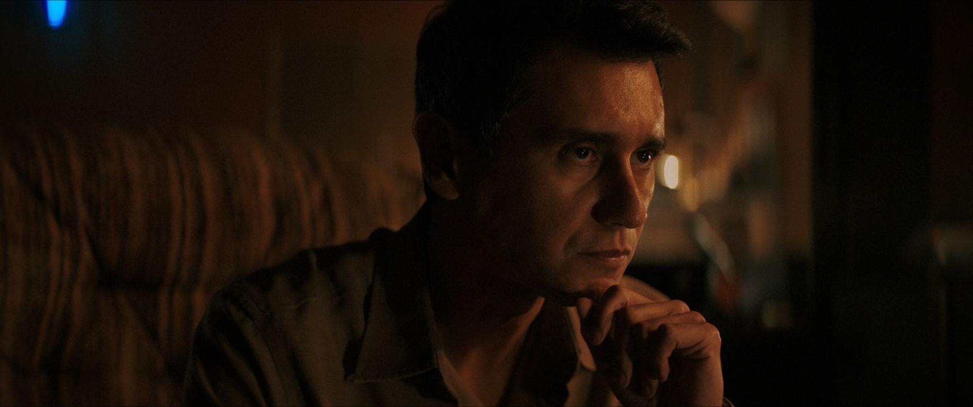 Carols Mann in Südamerika: Der spanischsprachige Manousos (Carlos Manuel Vesga) wird eine besondere „Seelenverwandschaft“ zur Hauptfigur der Serie entwickeln. (Bild: Apple TV)