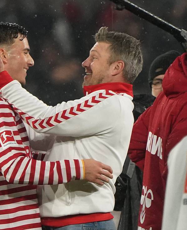 Said El Mala und Lukas Kwasniok (1. FC Köln) feiern nach dem 4:1 gegen den Hamburger SV am 2. November 2025.