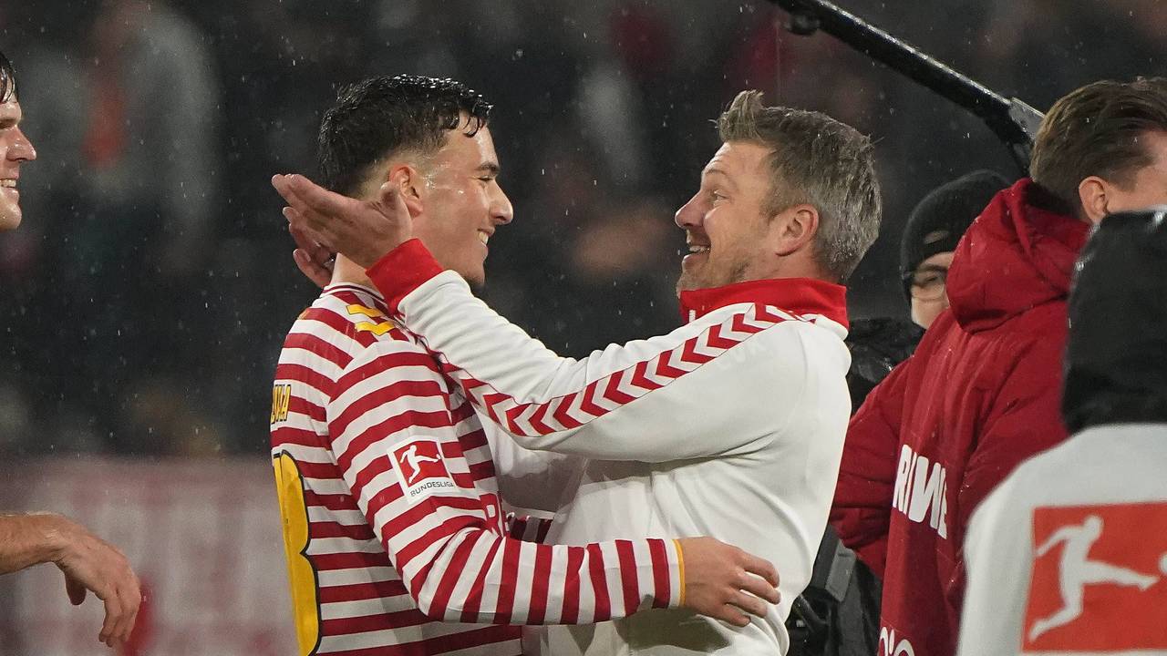 Said El Mala und Lukas Kwasniok (1. FC Köln) feiern nach dem 4:1 gegen den Hamburger SV am 2. November 2025.