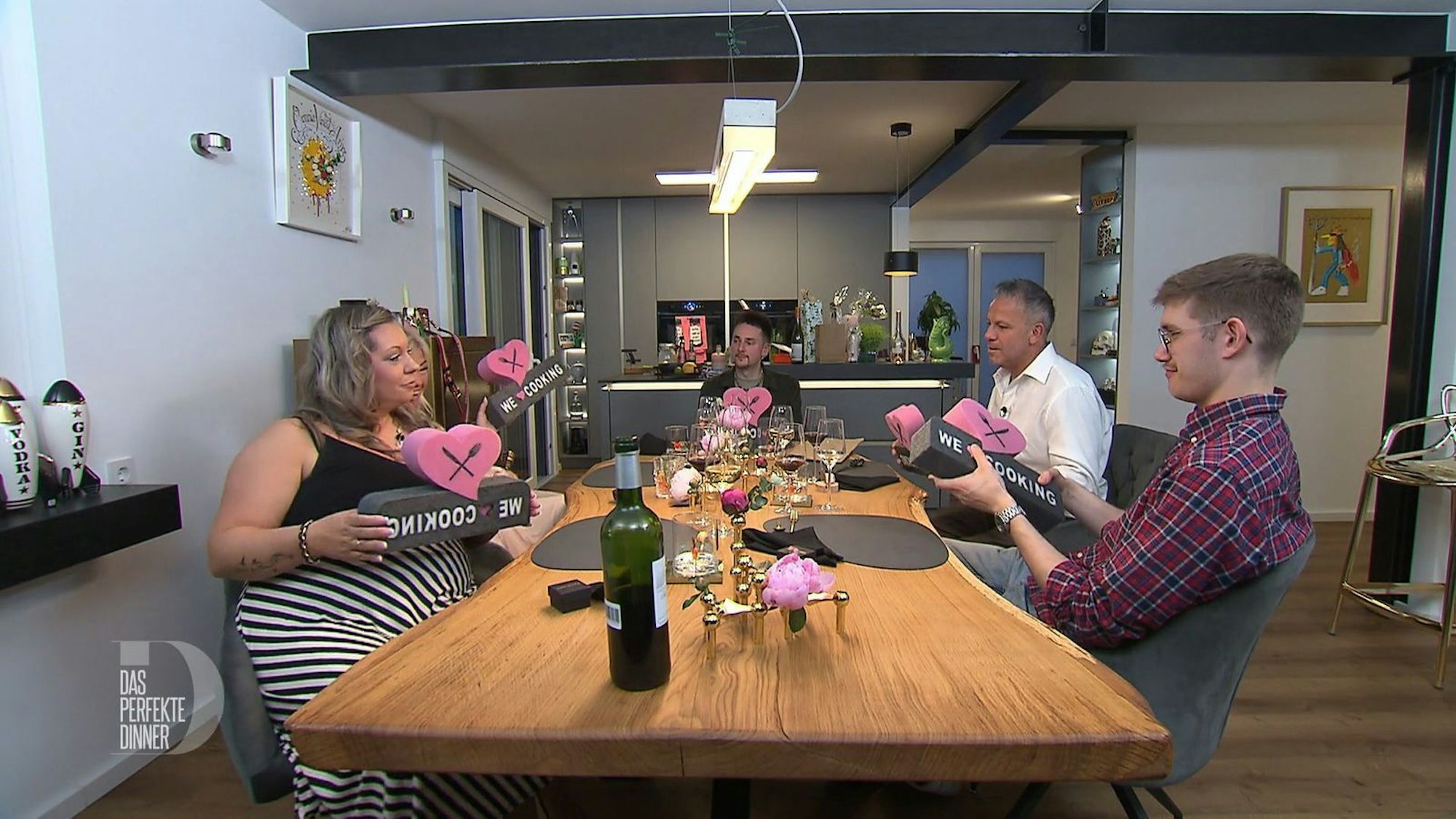 István (Zweiter von rechts) hat für alle ein exklusives Schaumstoff-Geschenk mitgebracht.
(Bild: RTL)