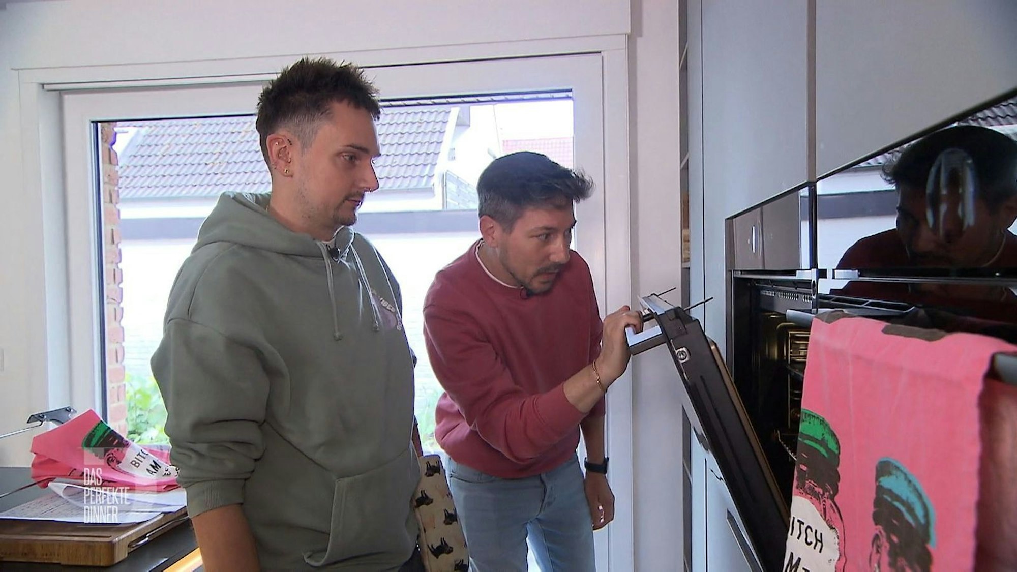 Heute soll sich das Malheur vom Probekochen nicht wiederholen. Deshalb passen Marc und Christoph auf, dass der Ofen nicht wieder brennt.
(Bild: RTL)