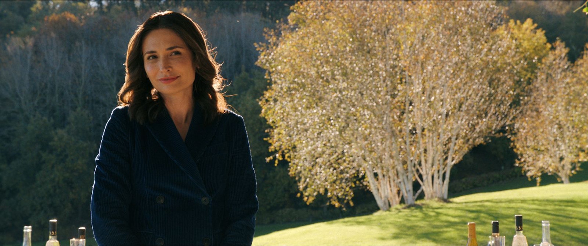 Mehr Empathie geht kaum: Ana (Karolina Wydra) ist eine der freundlichen Ansprechpartnerinnen, die Carol in der „neuen Welt“ zur Seite gestellt bekommt. (Bild: Apple TV)