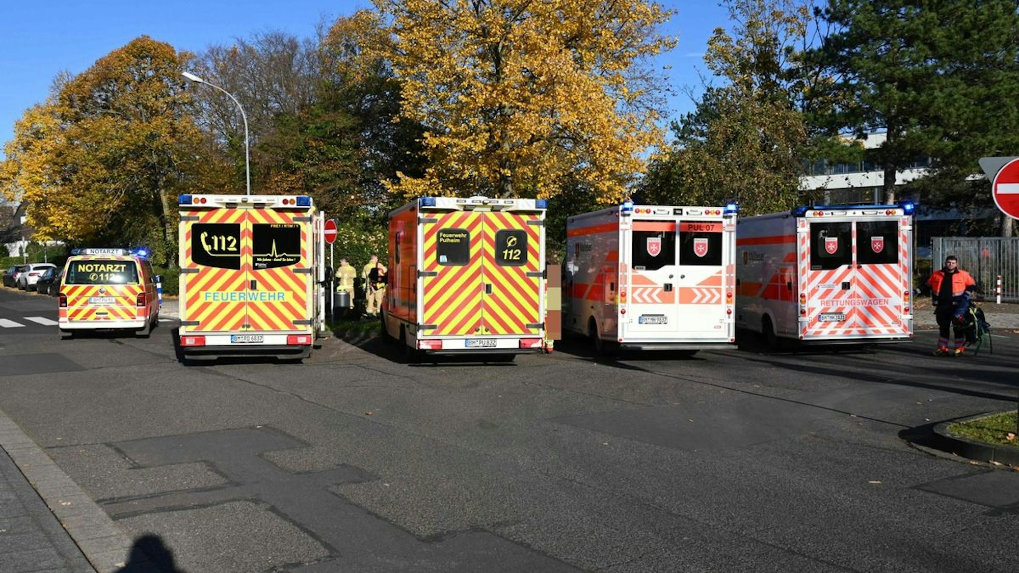 Zwei Schulbusse kollidierten an einem Gymnasium in Pulheim.