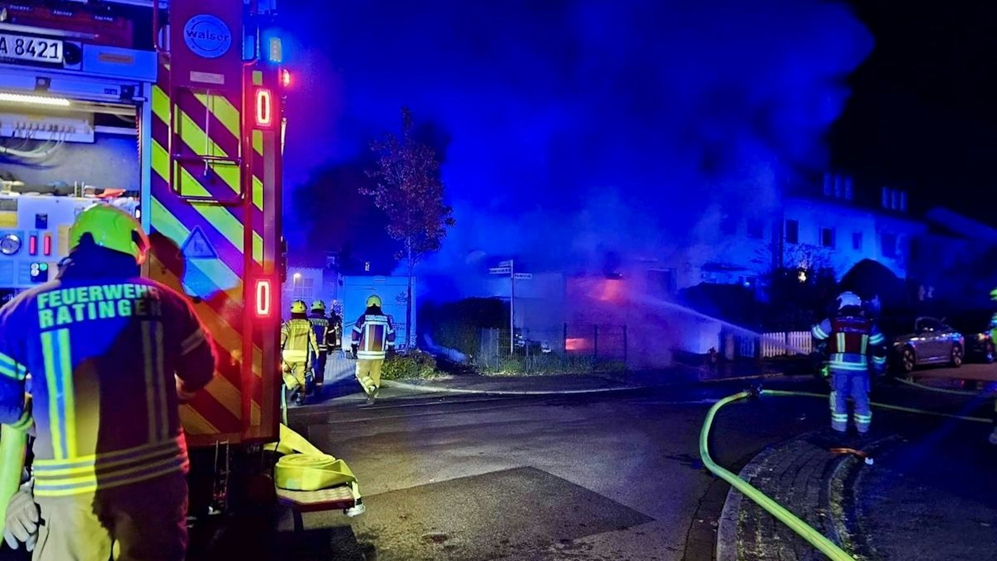Feuerwehr Ratingen löscht Garagenbrand