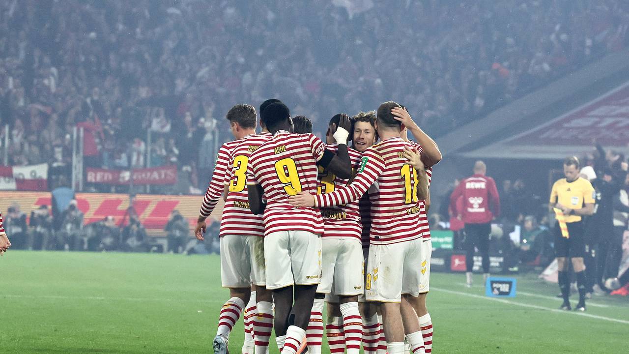 Die FC-Profis jubeln in ihren rot-weiß gestreiften Karnevalstrikot.